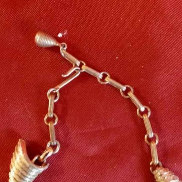 VINTAGE SIGNED CORO GOLD TONE TRIANGLE SHAPED WITH GROOVED PATTERN 1950S - Picture 5 of 6